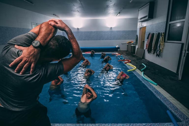 Pilates na água: conheça os benefícios da modalidade